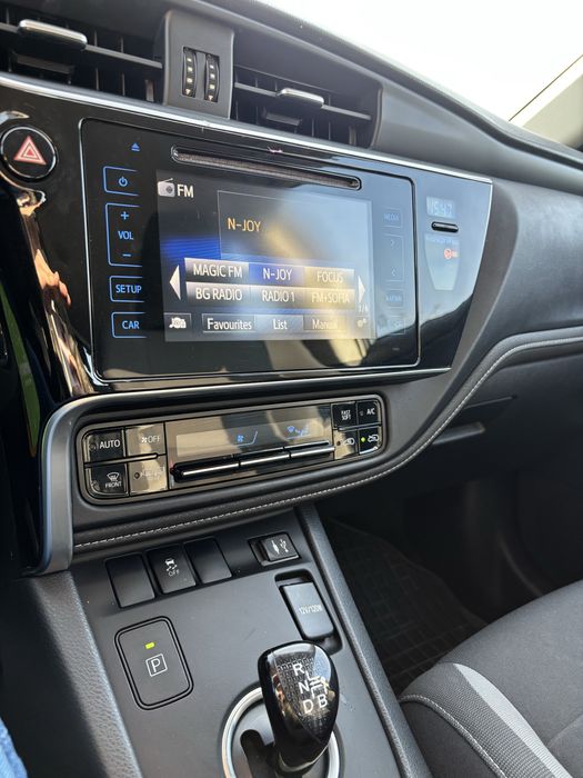 Toyota Auris 1.8/ Hybrid/ E-CVT/ 136 к.с