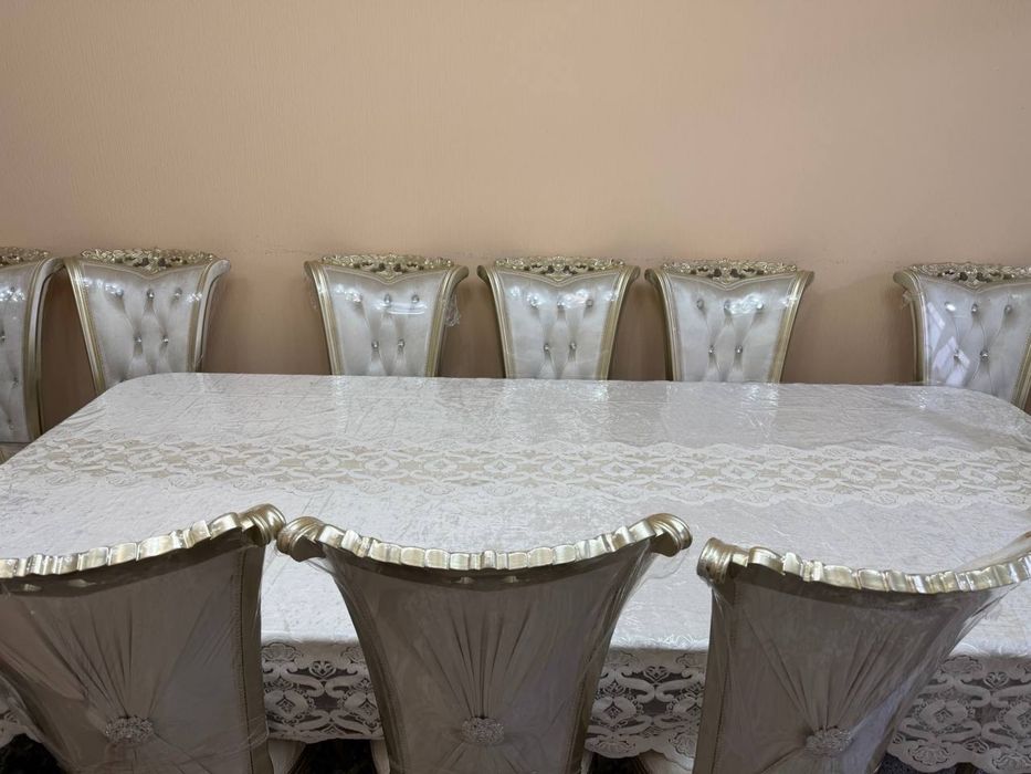 Большой стол и 12 стульев — для семьи, гостей и особых вечеров