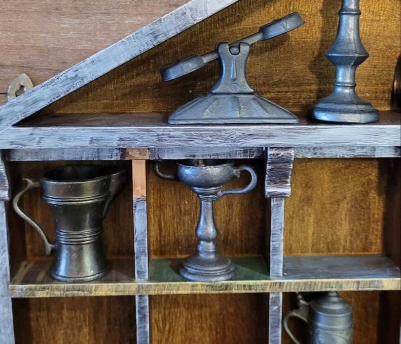 Дървена къща с миниатюри