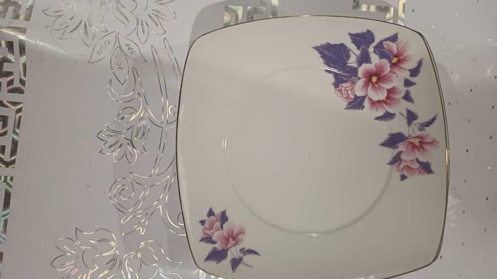 Продам обеденные тарелки