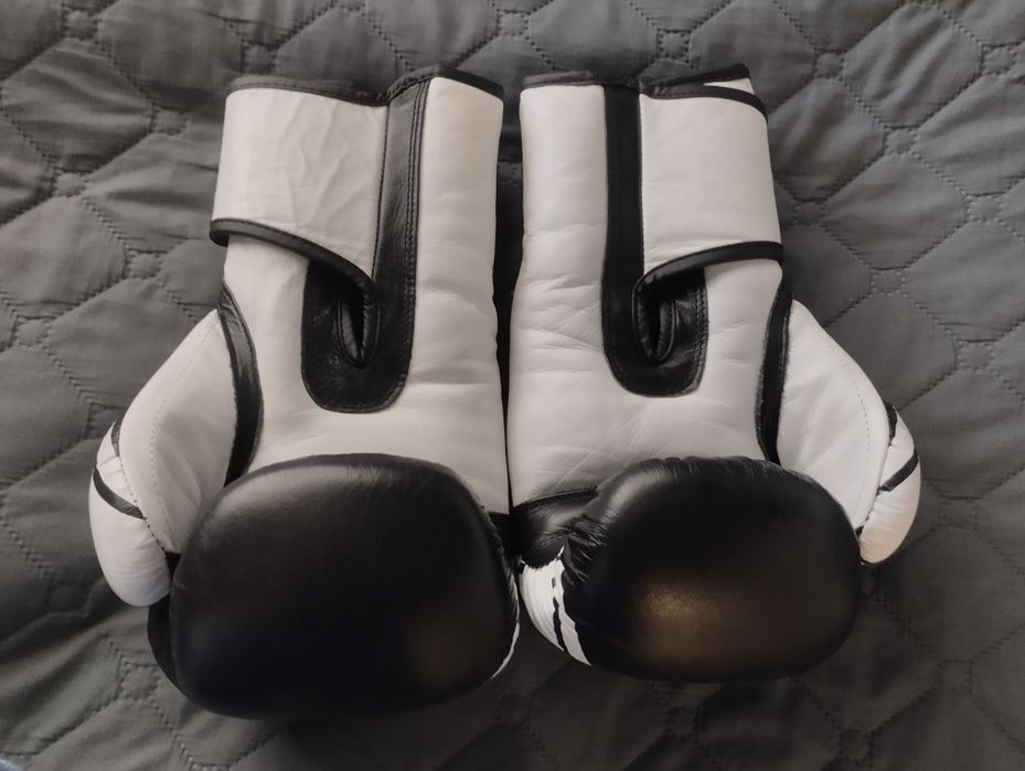 Комплект боксови ръкавици и каска