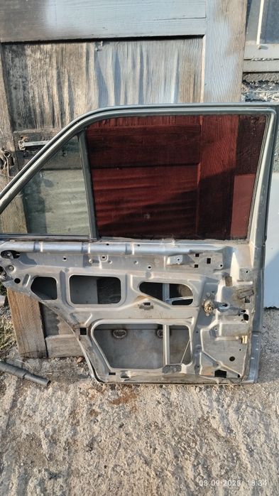 Дверь левая мерс 190 продам.