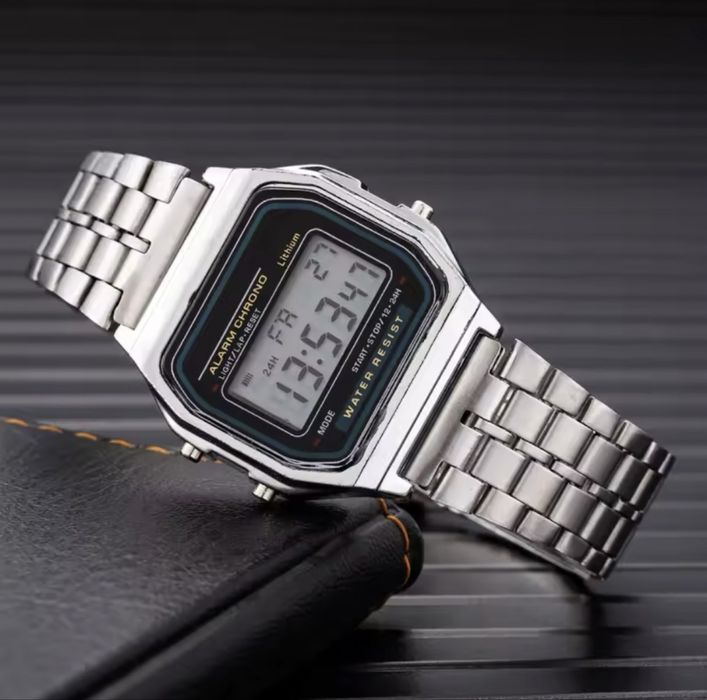 Ceas electronic retro