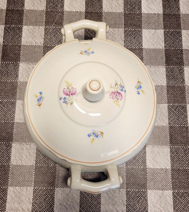 Порцеланов супник с капак! Състояние използвано като ново!