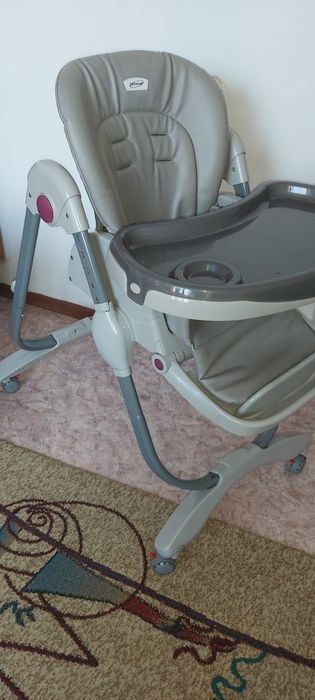 Срочно продам коляску и стульчик для кормления.