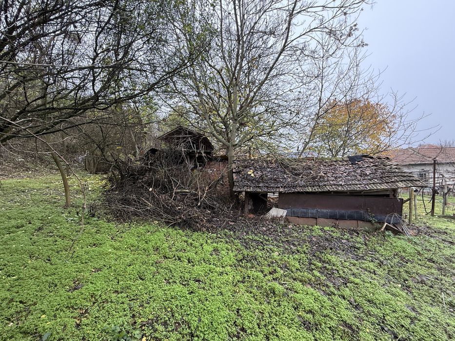 Къща с гараж равен и голям Двор!