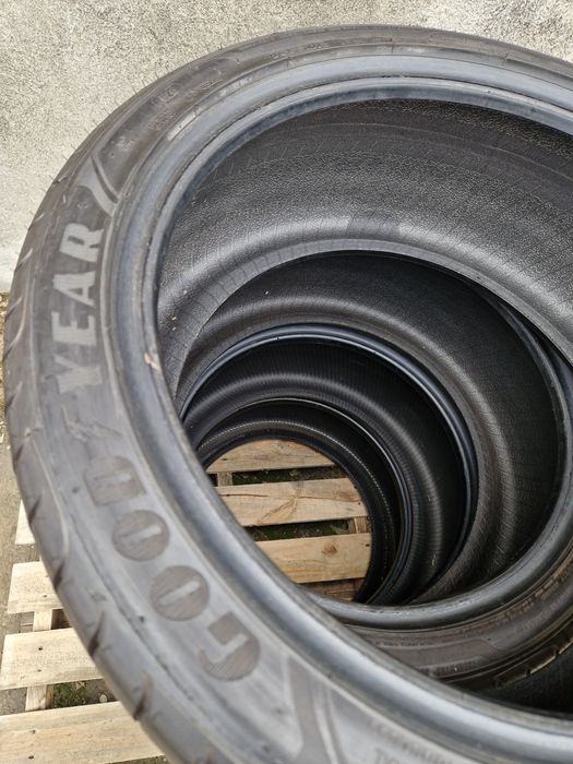 Anvelope vara aprx Noi 2dimensiuni 235 40 18 /265 35 18 Good year