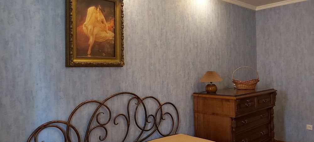 Роскошный дубовый антикварный комод.