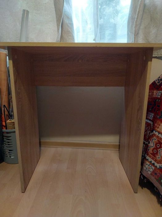 Продавам малко бюро