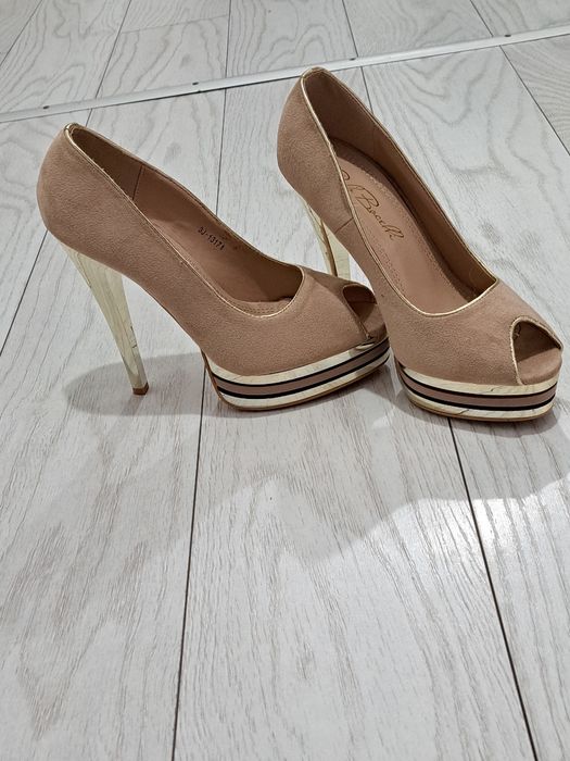 Pantofi stiletto mărimea 38