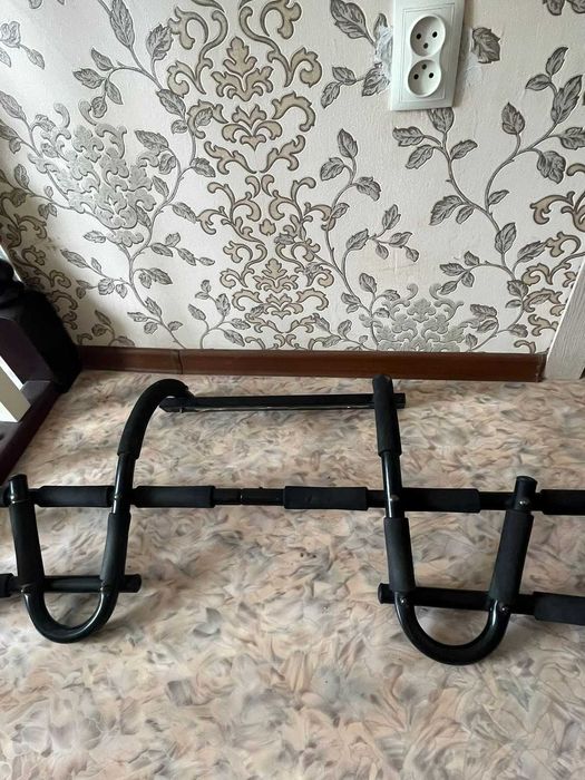 Продам турник настенный