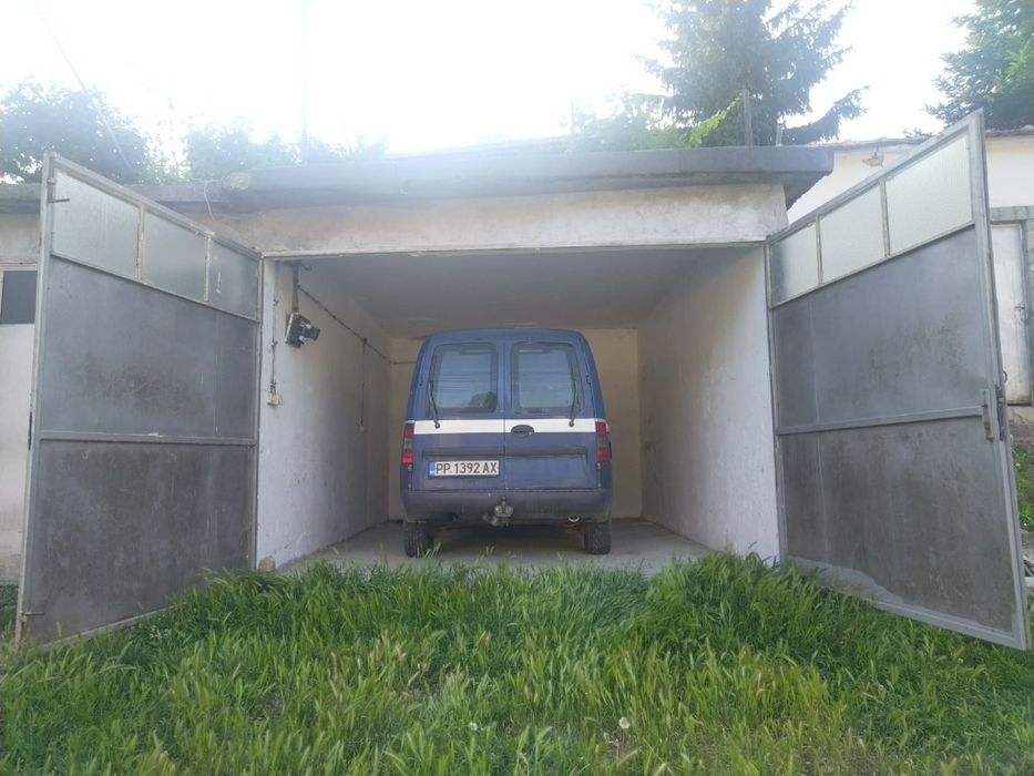 Собственик дава под наем масивен панелен гараж.  Има партида за ток!!!