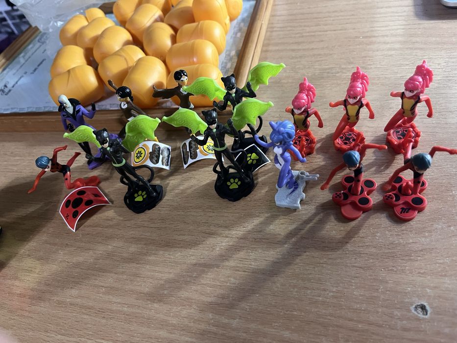 продам фигурки киндер с серии Леди баг