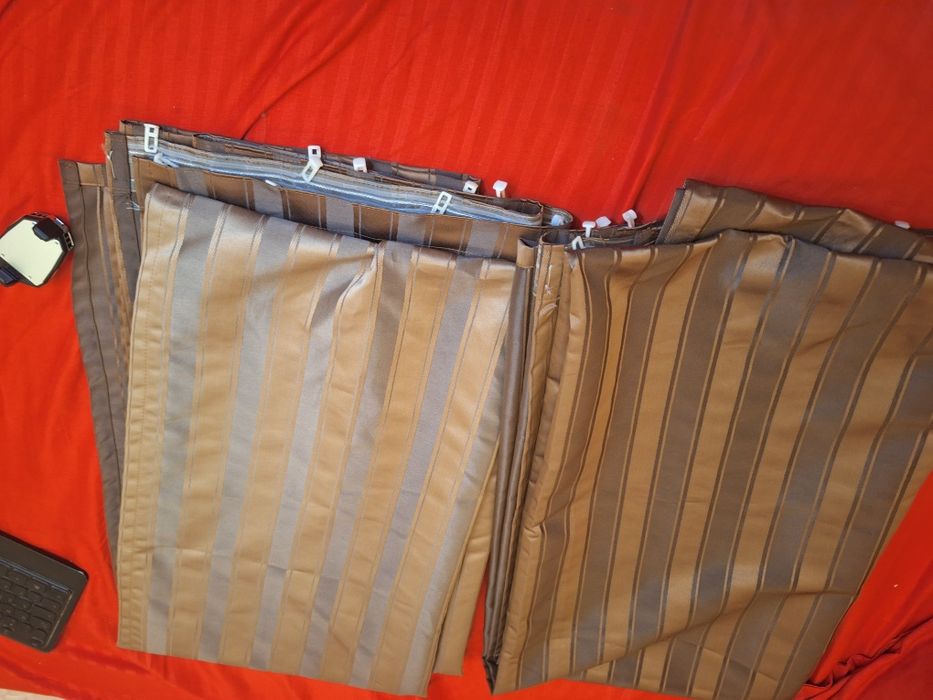 Draperii maro ca si noi