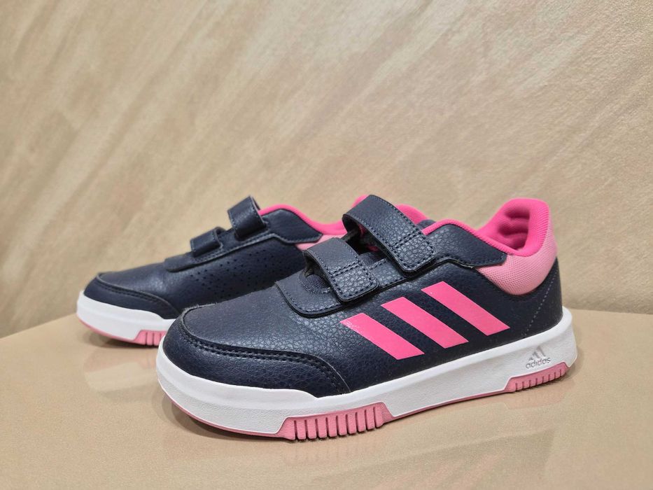 Продавам детски кецове Adidas