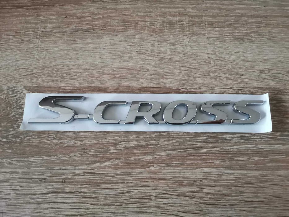сребрист надпис Suzuki S-Cross