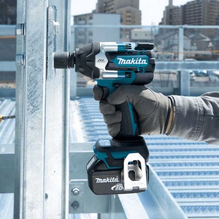 Акумулаторен ударен гайковерт Makita DTW701Z 18V , LXT , 700 Nm ,1/2`` , без батерии и зарядно