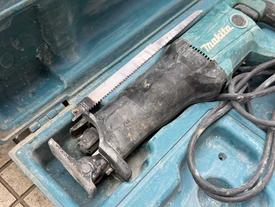 Саблен трион Makita JR3051T