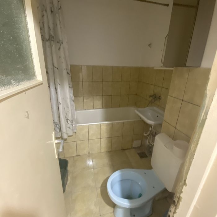 Vand Urgent Garsoniera etaj 2 Tineretului Pitesti pret 45.000€