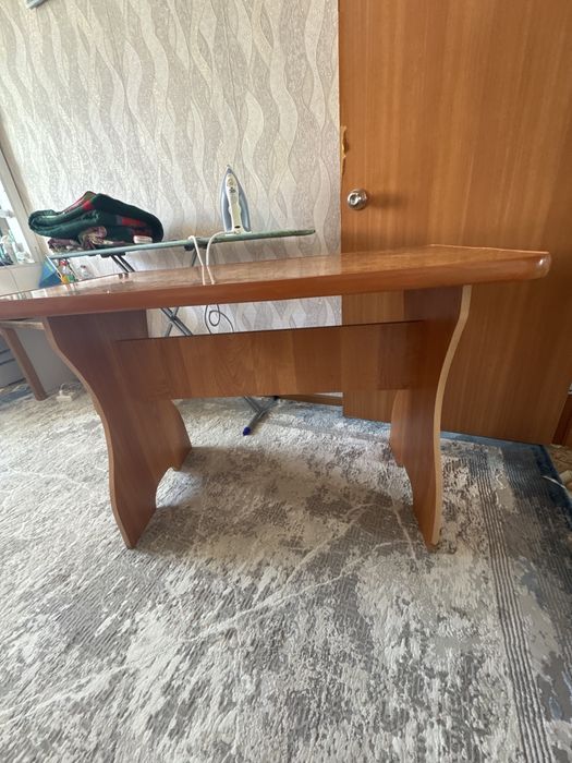 Кухонный стол коричневый
