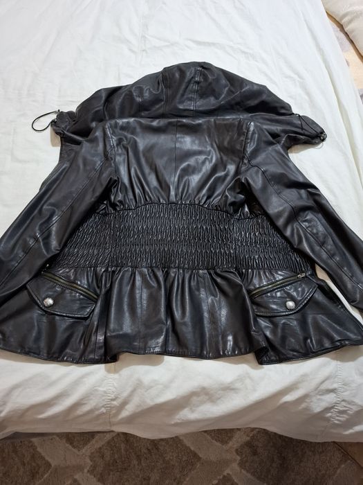 Продаю кожаную куртку демисизонную ,чёрного цвета. С большим воротнико