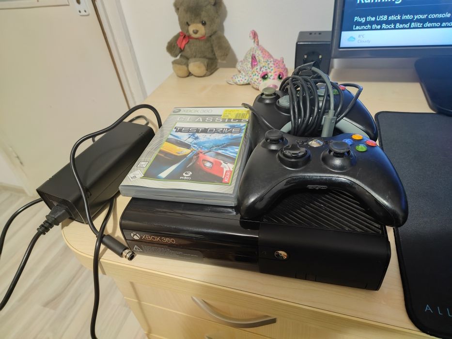 Consolă Xbox 360 E – HDD 250GB | Pastă termică schimbată recent | 2 Controllere + Joc TDU