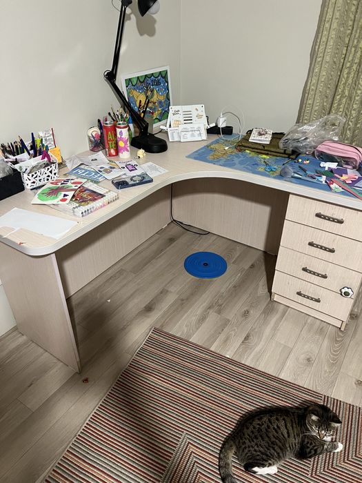 Угловые столы и шкаф