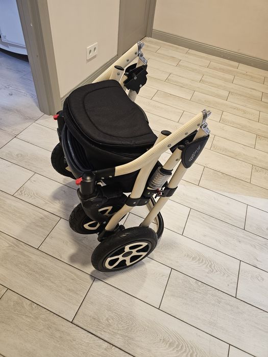 Продам прогулочную коляску фирмы Adamex