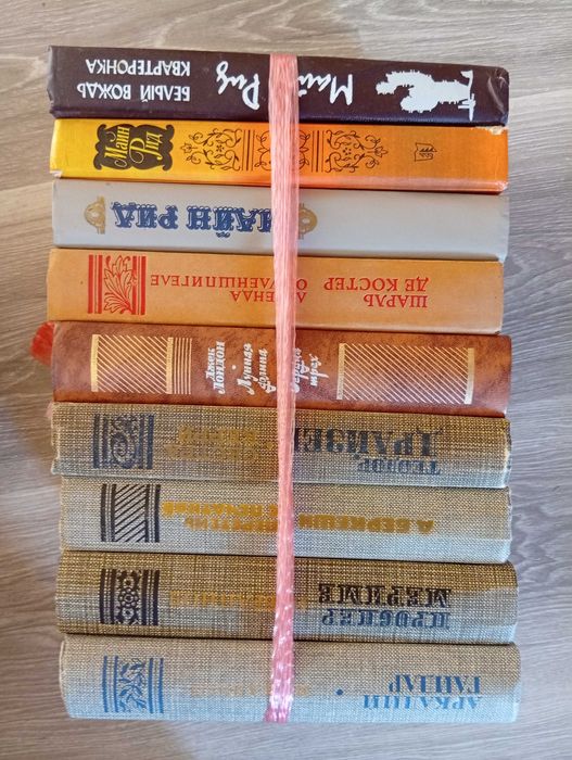 Продаю домашнюю библиотеку на русском языке около 300 книг