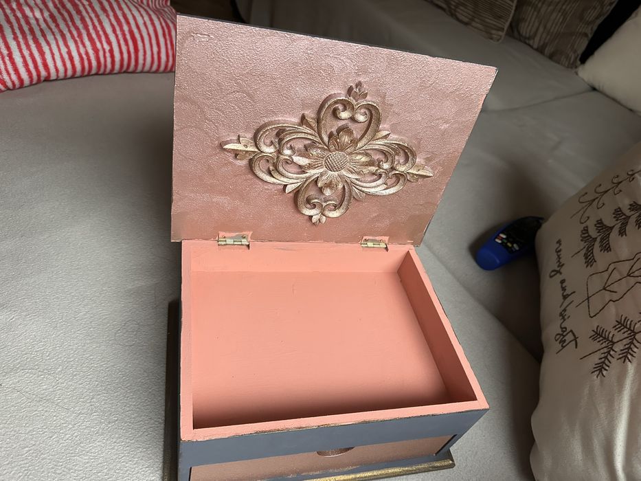 Ръчва декорирана кутия за съхранение