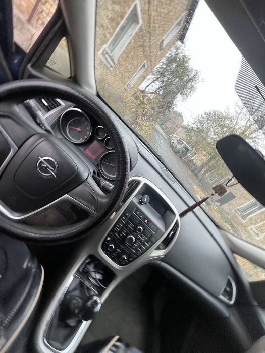 Опел астра j  продаются