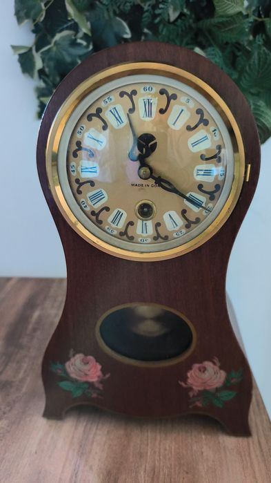Ceas semineu GDR,mecanism Hermle,cheie+pendul, funcțional.