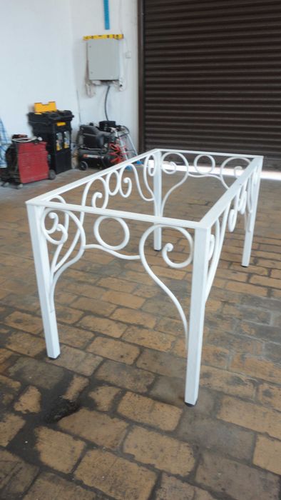 Ръчно изработена маса от ковано желязо