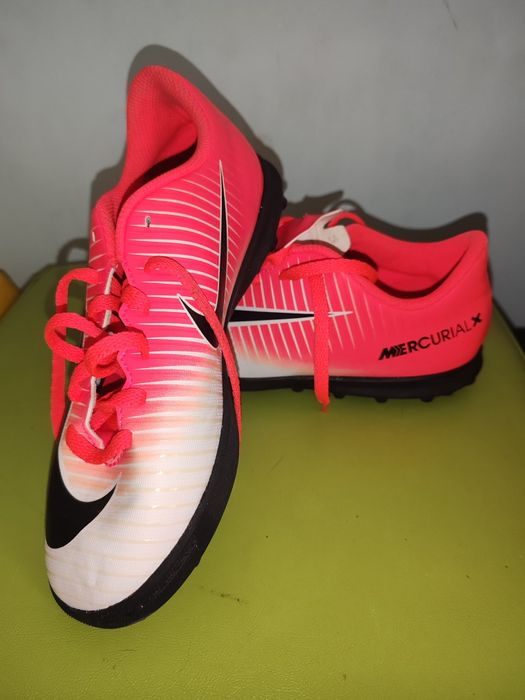 Adidas Nike noi cu eticheta