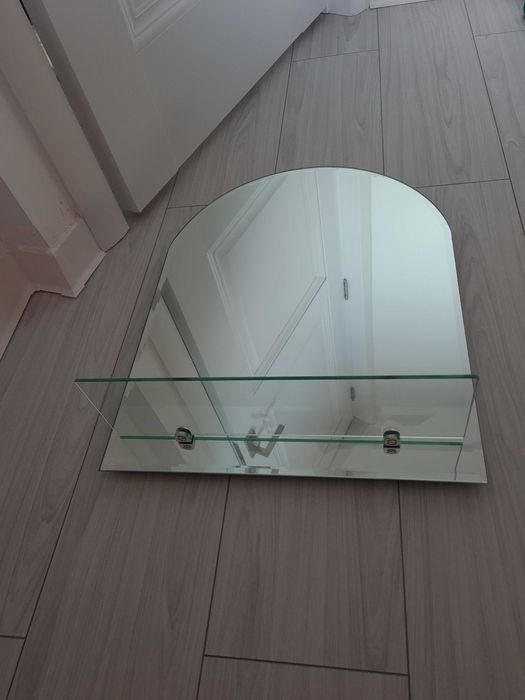 Oglinda de baie cu etajera