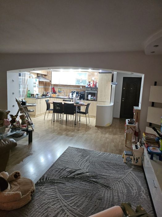 Vand apartament 3 camere Ansamblul Peco