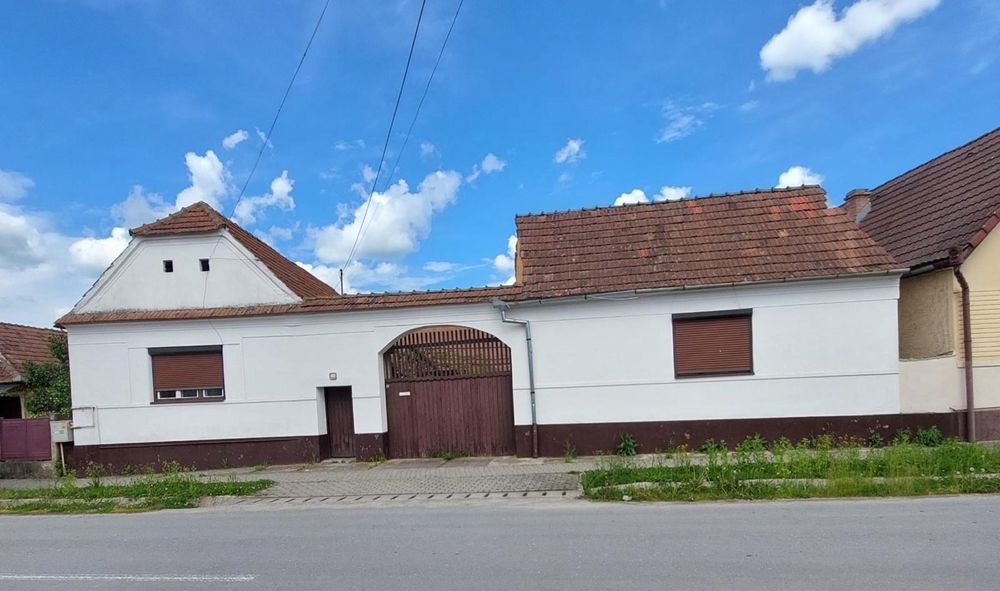 Teren intravilan cu casa de vanzare
