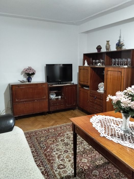 Închiriez apartament