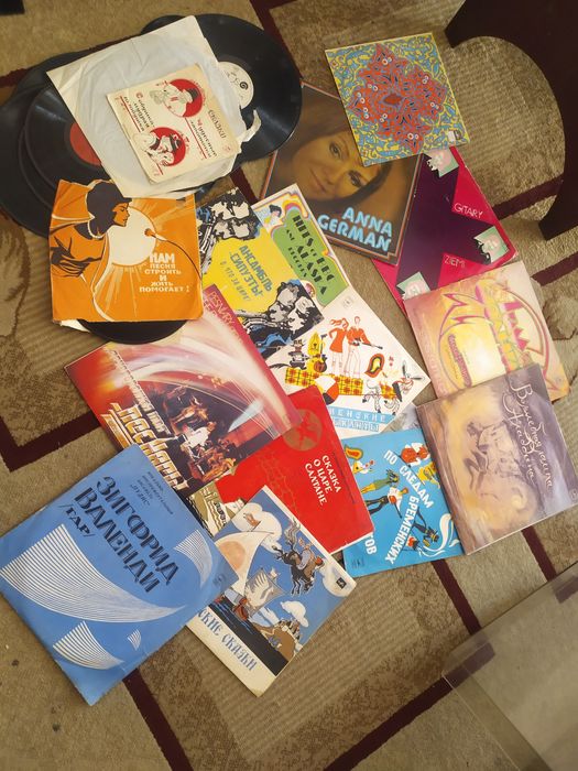 Продам пластинки разные и др сборник бобины  и ДВД диски