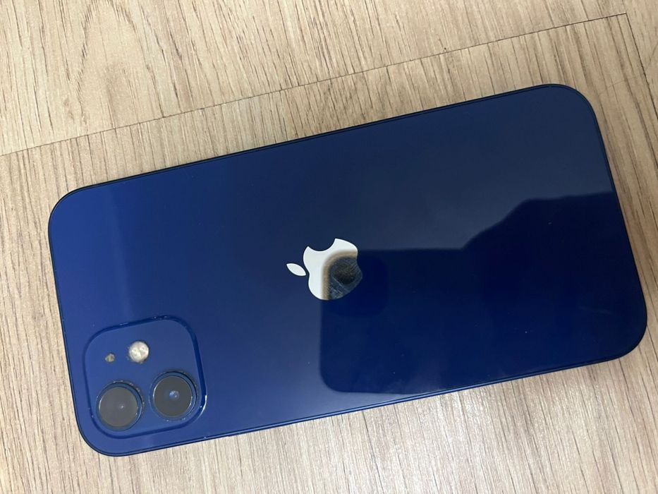 Синий IPhone 12.