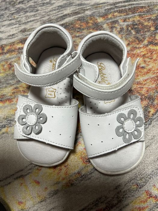 Детски сандали -бели