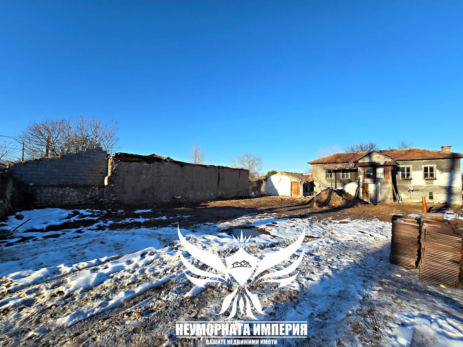 Продавам двуетажна вила/къща 285РЗП в 600кв.м двор в село Избеглии