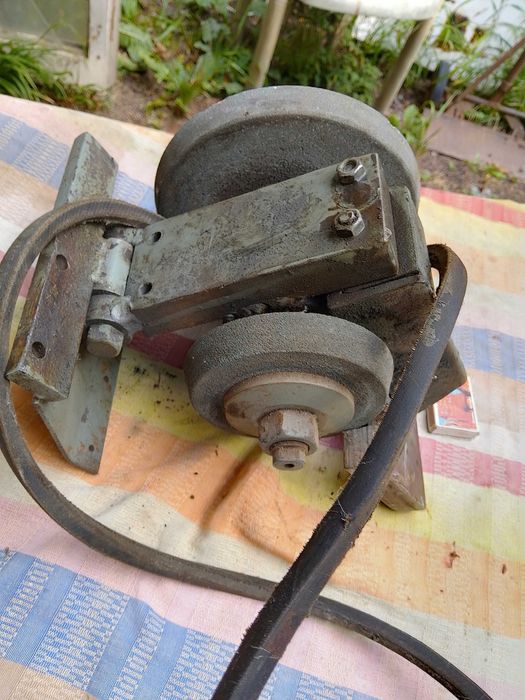 Шмиргел за заточване на стругарски ножове