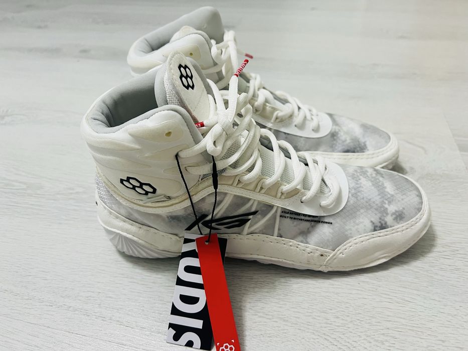 Продам новые кроссовки для бокса