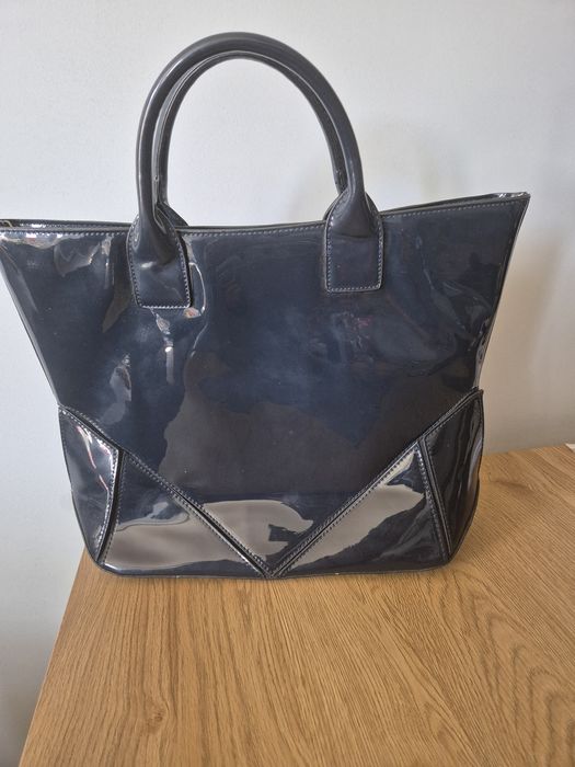 Дамска лачена чанта