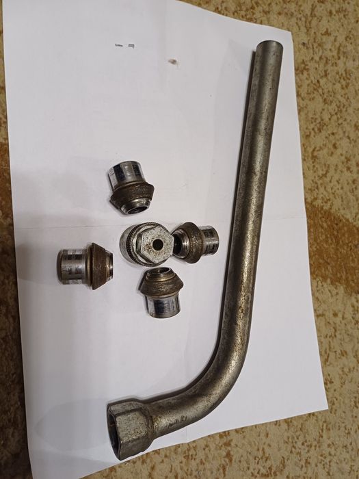 Секретни гайки за алуминиеви джанти и крик от Форд Мондео и оригинални