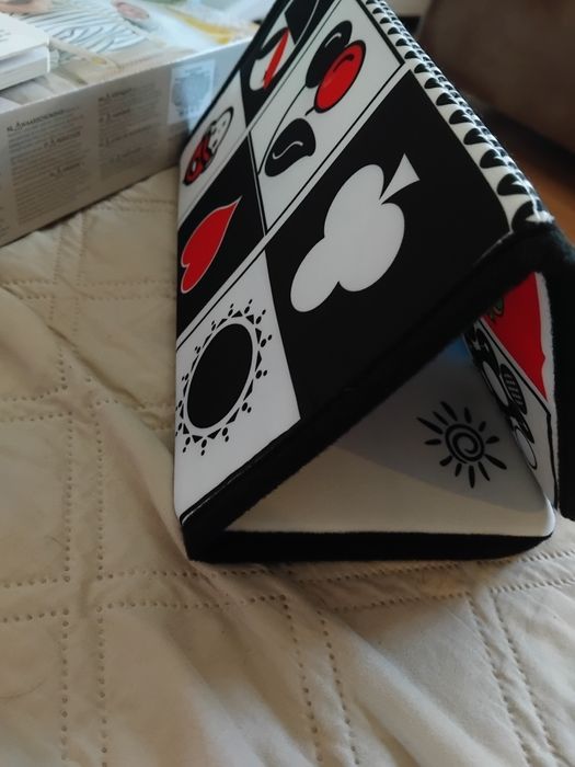 Бебешки играчки и книжка