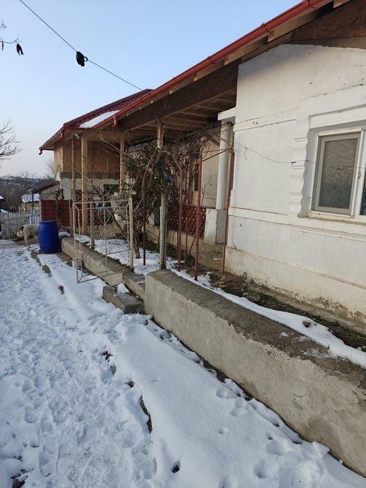 Vand teren intravilan cu casa pe teren  2253mp