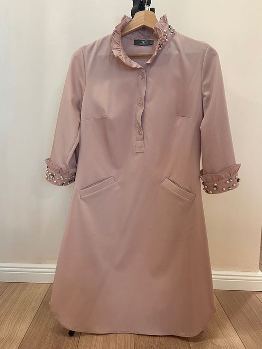 Къса рокля-риза с декорация по яката и маншети