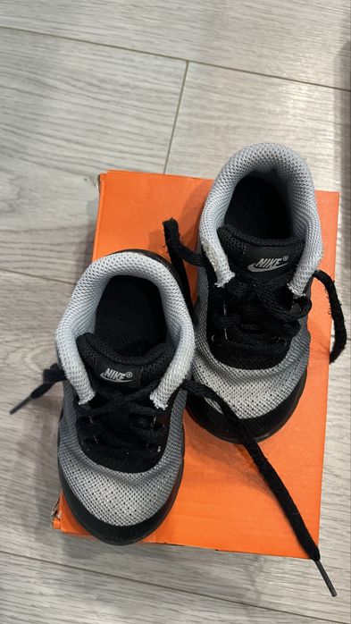 Маратонки Adidas и Nike размер 22